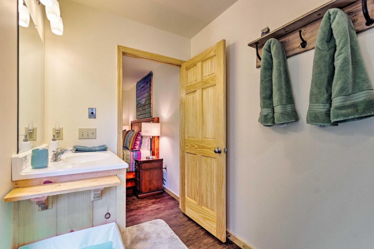 Bryson City Family Cabin - Mins to Smoky Mountains - image 7