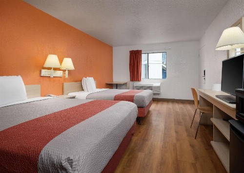 Motel 6-Buena Park CA - Knotts Berry Farm - Disneyland - image 10