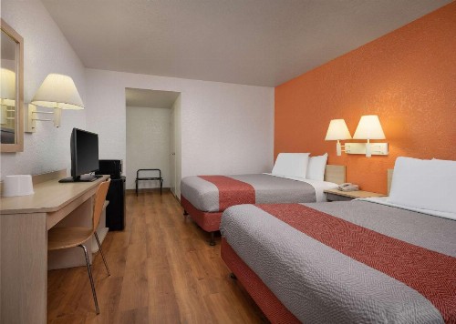 Motel 6-Buena Park CA - Knotts Berry Farm - Disneyland - image 11
