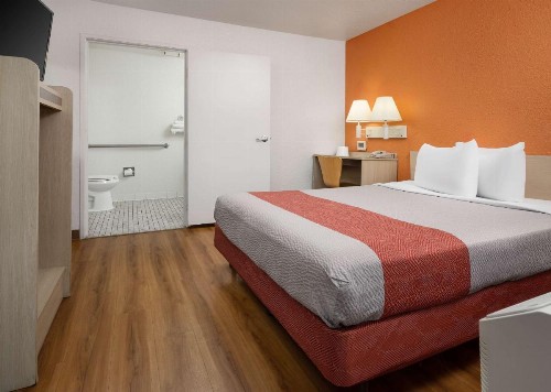 Motel 6-Buena Park CA - Knotts Berry Farm - Disneyland - image 12