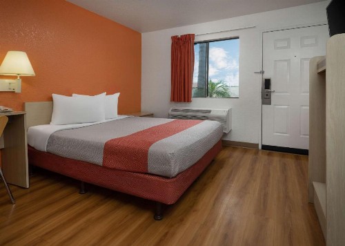 Motel 6-Buena Park CA - Knotts Berry Farm - Disneyland - image 13