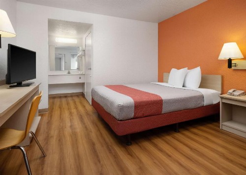 Motel 6-Buena Park CA - Knotts Berry Farm - Disneyland - image 14