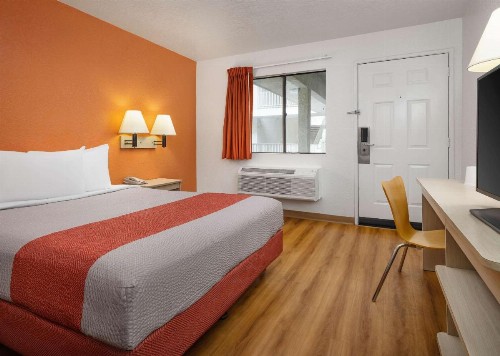Motel 6-Buena Park CA - Knotts Berry Farm - Disneyland - image 15