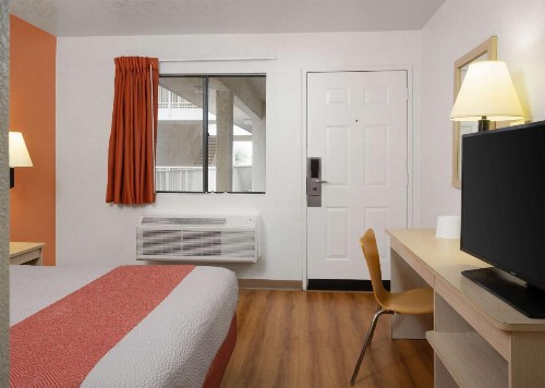Motel 6-Buena Park CA - Knotts Berry Farm - Disneyland - image 16