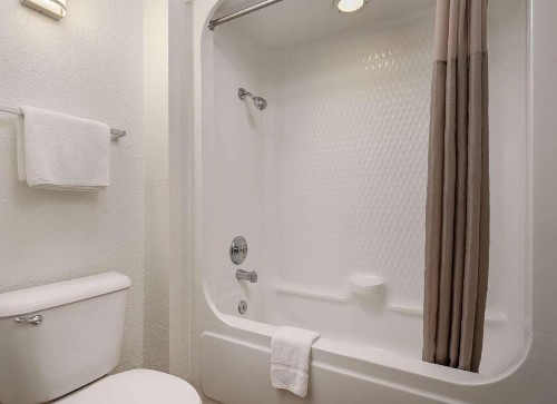 Motel 6-Buena Park CA - Knotts Berry Farm - Disneyland - image 18