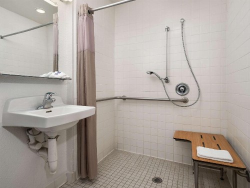 Motel 6-Buena Park CA - Knotts Berry Farm - Disneyland - image 19