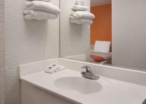 Motel 6-Buena Park CA - Knotts Berry Farm - Disneyland - image 21
