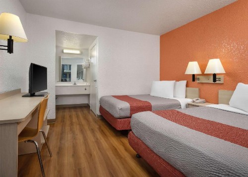 Motel 6-Buena Park CA - Knotts Berry Farm - Disneyland - image 6