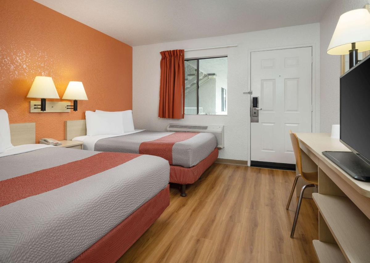 Motel 6-Buena Park CA - Knotts Berry Farm - Disneyland - image 7