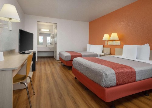 Motel 6-Buena Park CA - Knotts Berry Farm - Disneyland - image 8
