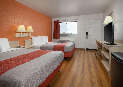 Motel 6-Buena Park CA - Knotts Berry Farm - Disneyland - image 9