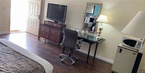 Howard Johnson by Wyndham Buena Park - image 10