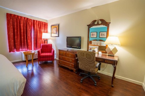 Howard Johnson by Wyndham Buena Park - image 13