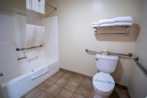 Howard Johnson by Wyndham Buena Park - image 18