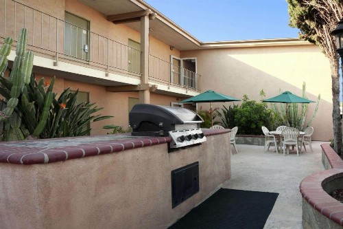 Howard Johnson by Wyndham Buena Park - image 37