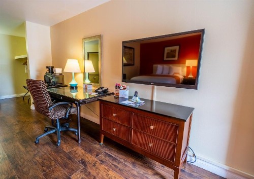 Howard Johnson by Wyndham Buena Park - image 5