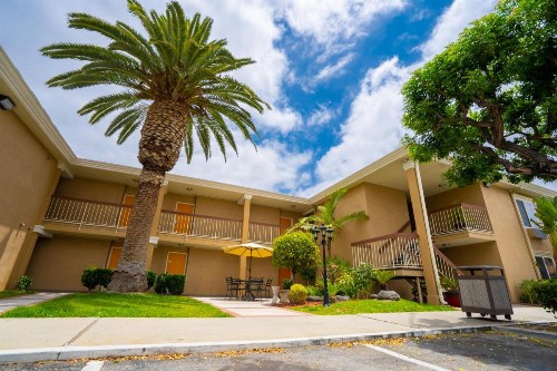 Howard Johnson by Wyndham Buena Park - image 6