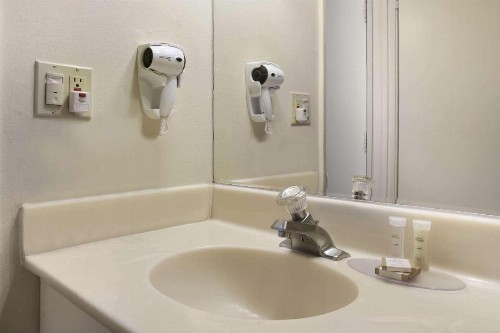 Howard Johnson by Wyndham Buena Park - image 8