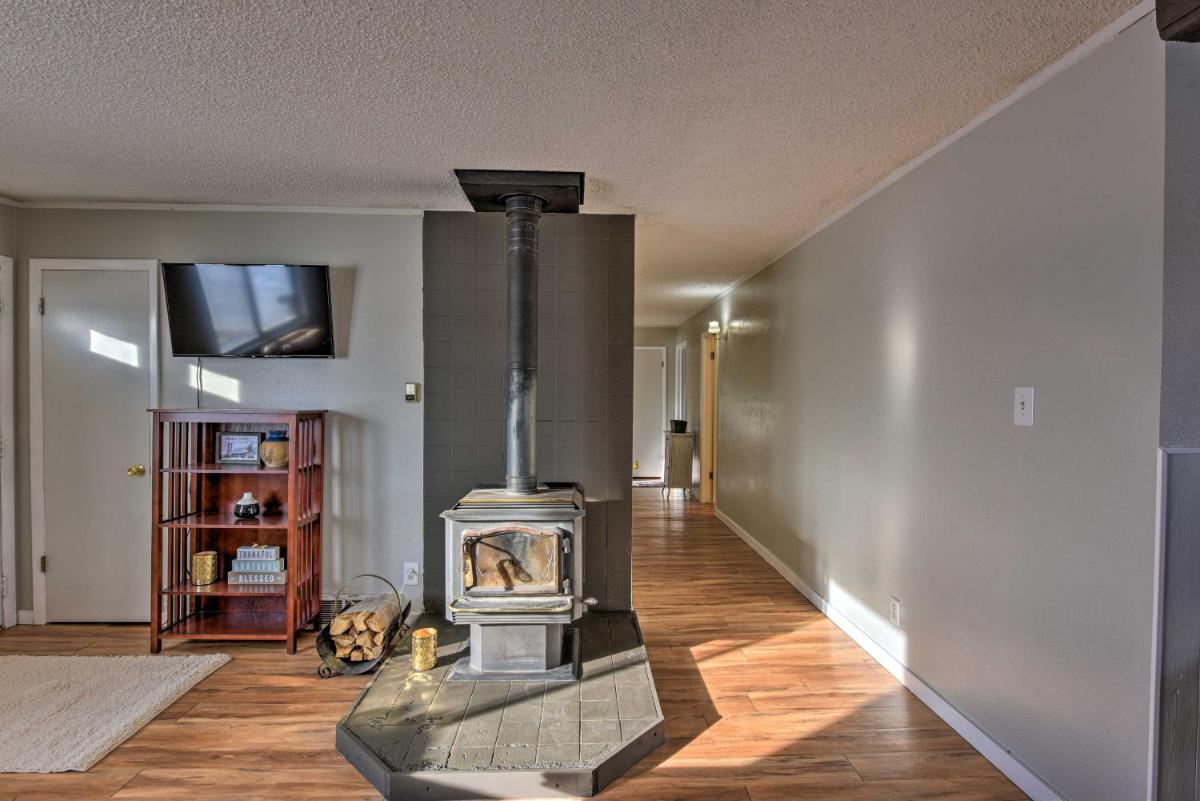 Creekside Retreat w/ Deck 3 Mi to Downtown! - image 3