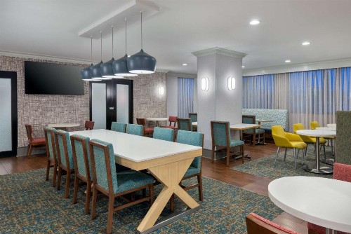 Hampton Inn Buffalo-Airport Galleria Mall - image 9