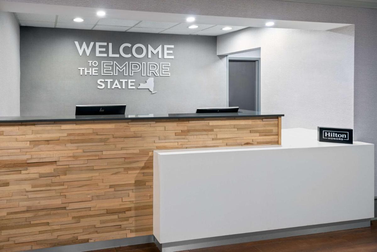 Hampton Inn Buffalo-Airport Galleria Mall - image 3
