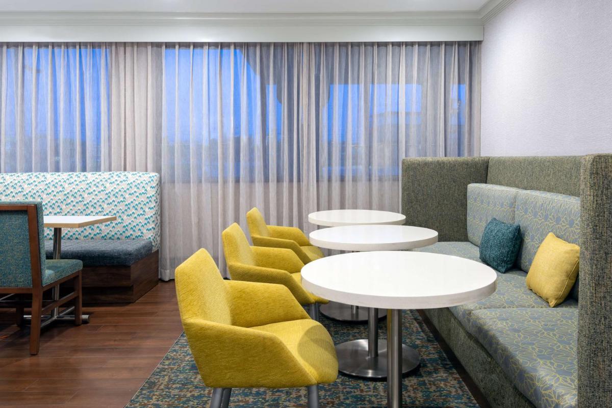 Hampton Inn Buffalo-Airport Galleria Mall - image 6