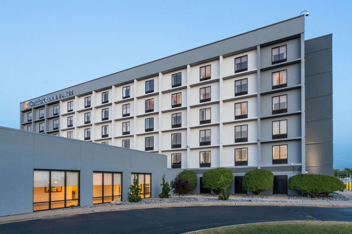 Days Hotel by Wyndham Buffalo Airport - main image