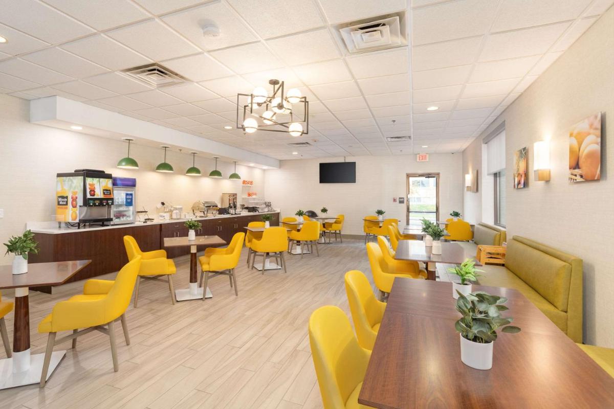 Days Hotel by Wyndham Buffalo Airport - image 3