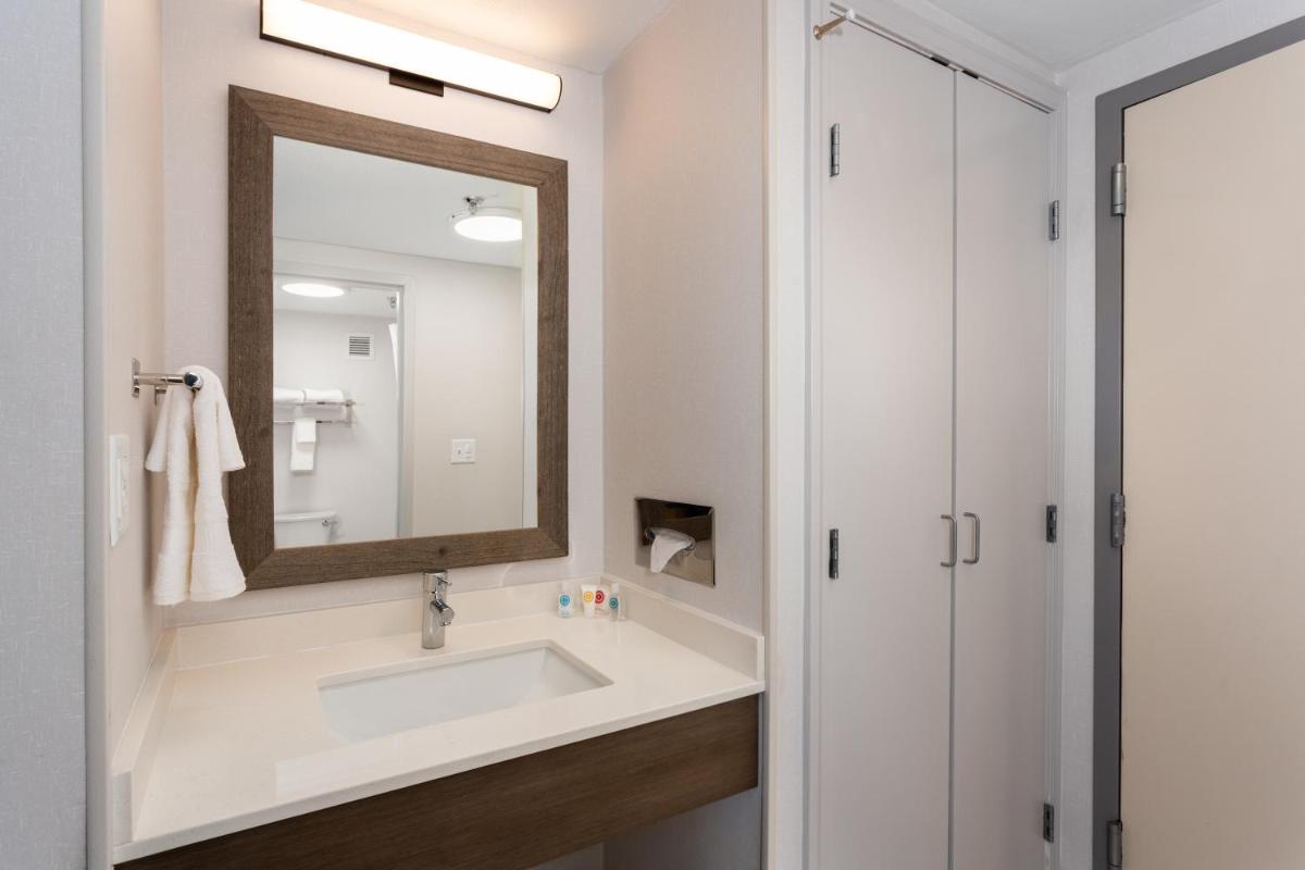 Days Hotel by Wyndham Buffalo Airport - image 7