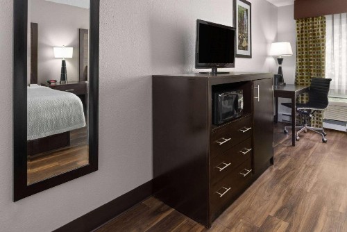 La Quinta Inn by Wyndham Buffalo Airport - image 17