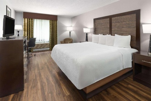 La Quinta Inn by Wyndham Buffalo Airport - image 19