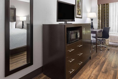 La Quinta Inn by Wyndham Buffalo Airport - image 20