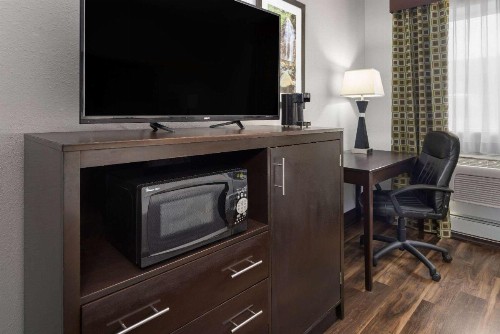 La Quinta Inn by Wyndham Buffalo Airport - image 24