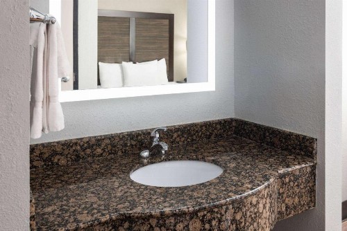 La Quinta Inn by Wyndham Buffalo Airport - image 27