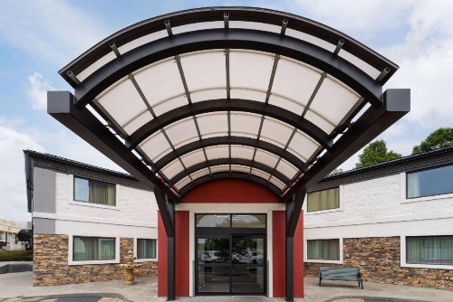 La Quinta Inn by Wyndham Buffalo Airport - image 3