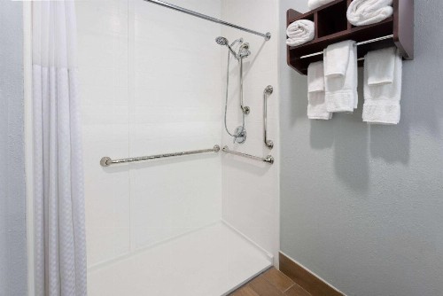 La Quinta Inn by Wyndham Buffalo Airport - image 30