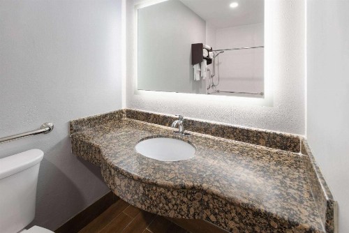 La Quinta Inn by Wyndham Buffalo Airport - image 31