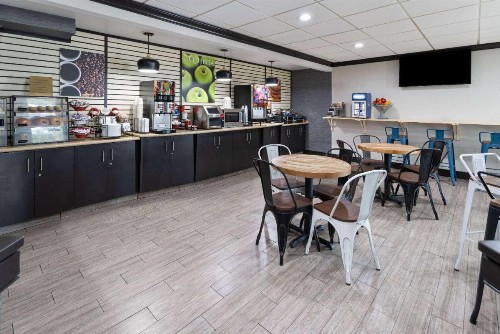 La Quinta Inn by Wyndham Buffalo Airport - image 35