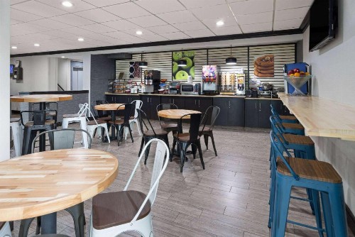 La Quinta Inn by Wyndham Buffalo Airport - image 36