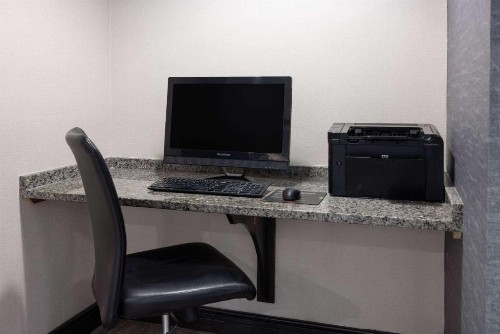La Quinta Inn by Wyndham Buffalo Airport - image 40