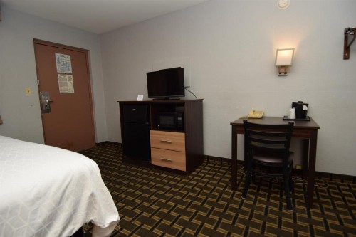 University Manor Inn - image 17