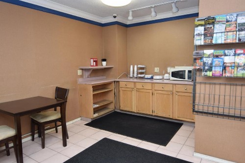 University Manor Inn - image 22