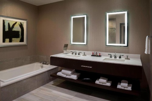 Buffalo Marriott at LECOM HARBORCENTER - image 2