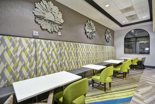 Hampton Inn & Suites Los Angeles Burbank Airport - image 11
