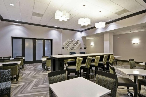 Hampton Inn & Suites Los Angeles Burbank Airport - image 12