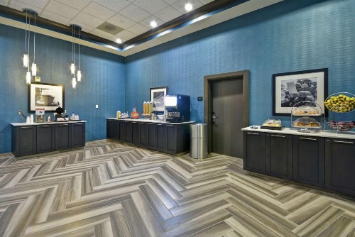 Hampton Inn & Suites Los Angeles Burbank Airport - image 13
