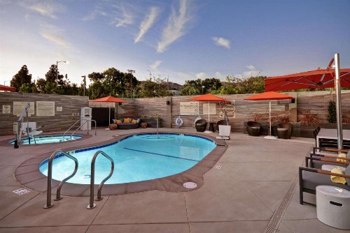 Hampton Inn & Suites Los Angeles Burbank Airport - image 8
