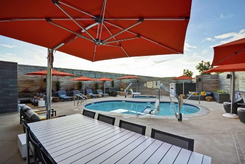 Hampton Inn & Suites Los Angeles Burbank Airport - image 9