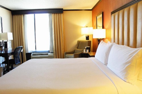 Holiday Inn Burbank-Media Center an IHG Hotel - image 2