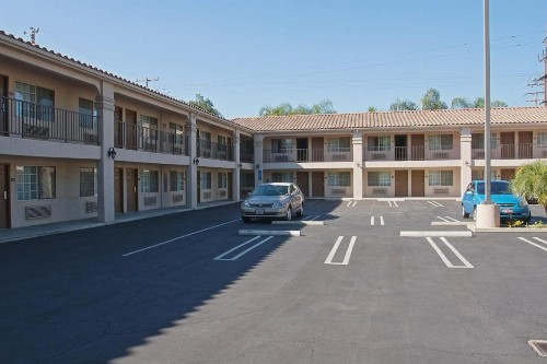 Burbank Inn and Suites - image 11
